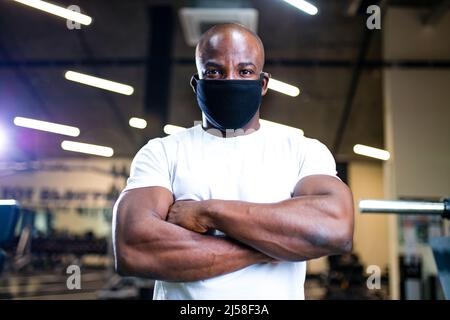 spain man in white cotton t-thirt wearing mask while working out in gym Stock Photo