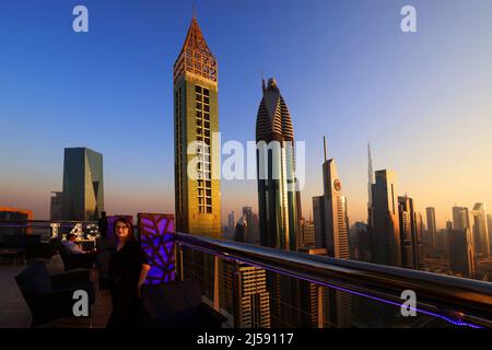 Rooftop Bar, Skybar, Cocktail, Dubai, Wolkenkratzer, , moderne Architektur,  Atemberaubende Aussicht auf  Skyline mit Hochhäuser, ,Skyscraper, Hotels Stock Photo