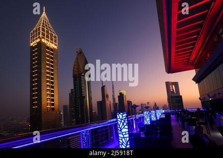 Rooftop Bar, Skybar, Cocktail, Dubai, Wolkenkratzer, , moderne Architektur,  Atemberaubende Aussicht auf  Skyline mit Hochhäuser, ,Skyscraper, Hotels Stock Photo
