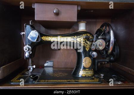 Antique-Singer-Sewing-Machine-In-Case