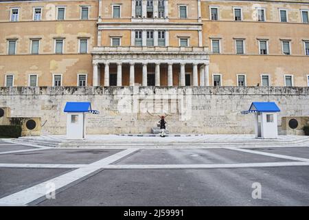 Greek Parliament and presidential guard (called Evzones) in front of Tomb of the Unknown Soldier at Syntagma Square in the city center of Athens Stock Photo