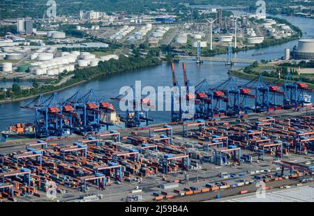 GERMANY, Hamburg, harbor, CTA Container Terminal Altenwerder, behind Oiltanking GmbH, Shell oil refinery and oil tank / DEUTSCHLAND, Hamburger Hafen, Süderelbe, CTA Containerterminal Altenwerder der HHLA, Shell Öl Raffinerie und Öltanks, Tanklager Oiltanking Stock Photo