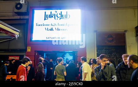 Visitors people youth waiting in line to enter popular nightclub Lula Club, Madrid, Spain Stock Photo