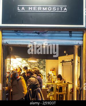 La Hermosita Hermosilla (La Hermosita). Cake shop and cafe in central Madrid, Spain Stock Photo