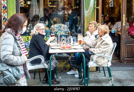Group of women enjoy beer at outdoor Venta El Buscón cafe with tables in street, Centro, Madrid, Spain Stock Photo