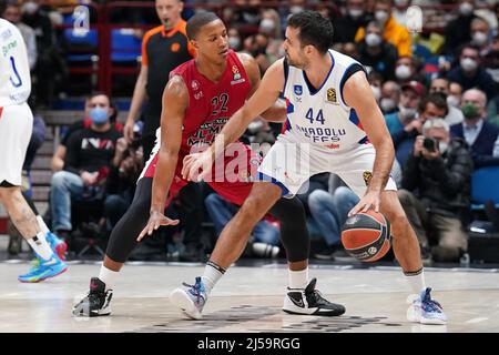 Mediolanum Forum, Milan, Italy, April 21, 2022, Krunoslav Simon (Anadolu Efes Istanbul) thwarted by Devon Hall (AX Armani Exchange Olimpia Milano)  during  AX Armani Exchange Milano vs Anadolu Efes Instanbul - Basketball Euroleague Championship Credit: Live Media Publishing Group/Alamy Live News Stock Photo