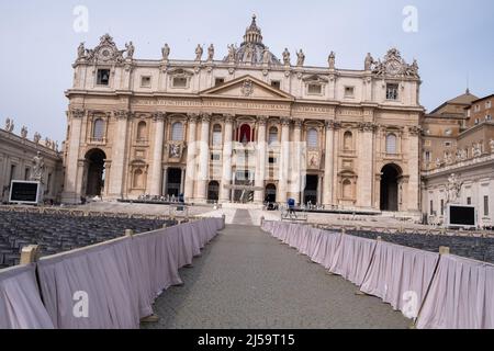 People pray for Pope Francis in front of the Agostino Gemelli ...