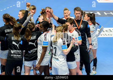 Almere, Netherlands. 21st Apr, 2022. Handball, women, European Championship qualification, Greece - Germany. National coach Markus Gaugisch with the team. Credit: Marco Wolf/dpa/Alamy Live News Stock Photo