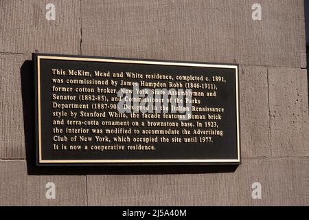 Historic plaque for The Historic Robb House on Park Avenue, NYC, USA  2022 Stock Photo