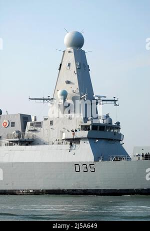 AJAXNETPHOTO. - 12TH MARCH, 2014. - PORTSMOUTH, ENGLAND. -  TYPE 45 DESTROYER HMS DRAGON ARRIVING IN HARBOUR. PHOTO:JONATHAN EASTLAND/AJAX REF:DTH141203 7442 Stock Photo