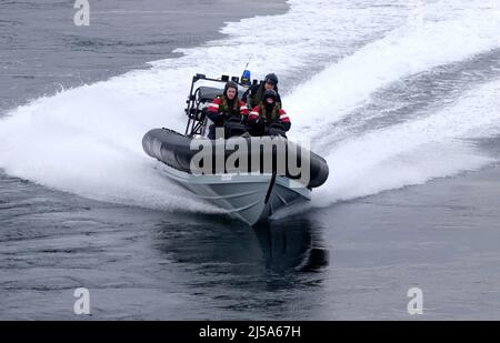 AJAXNETPHOTO. 1ST MAY, 2008, LARGS, SCOTLAND. - NEW TYPE 45 DESTROYER DARING'S HIGH SPEED RIGID HULL INFLATABLE BOAT (RHIB) BEING PUT THROUGH ITS PACES DURING SEA TRIALS NEAR THE WESTERN ISLES. PHOTO:JONATHAN EASTLAND/AJAX REF:D1X80105 686 Stock Photo