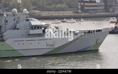 AJAXNETPHTO. 17TH APRIL, 2022. NEWCASTLE UPON TYNE, ENGLAND. - PATROL SHIP VISIT - RIVER CLASS PATROL SHIP HMS SEVERN IN NEW 'DAZZLE' PAINT CONFIGURATION ARRIVES AT PORT OF TYNE FOR A BRIEF STOPOVER BEFORE HEADING SOUTH.  PHOTO:TONY HOLLAND/AJAXREF;DTH33 9588 Stock Photo