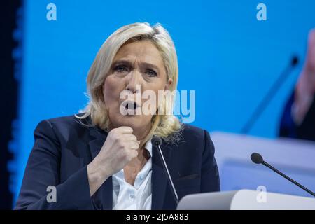 Arras, France. 21st Apr, 2022. French far-right National Rally party candidate Marine Le Pen delivers a speech during an election campaign meeting in Arras, northern France, on April 21, 2022. The runoff vote on April 24 will be between Emmanuel Macron and Marine Le Pen. Credit: Sebastien Courdji/Xinhua/Alamy Live News Stock Photo