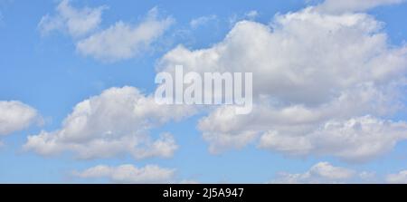 Formaciones de nubes en el cielo azul Stock Photo