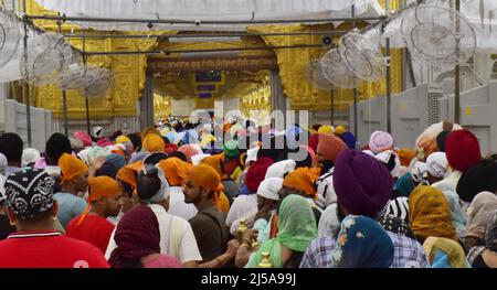 Amritsar, India. 21st Apr, 2022. AMRITSAR, INDIA - APRIL 21: Devotees pay obeisance on the occasion of the 400th birth anniversary of Guru Teg Bahadur, at Golden Temple on April 21, 2022 in Amritsar, India. (Photo by Sameer Sehgal/Hindustan Times/Sipa USA) Credit: Sipa USA/Alamy Live News Stock Photo