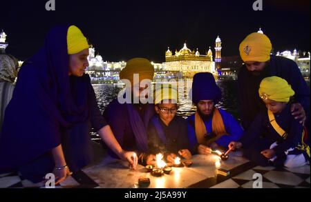 Amritsar, India. 21st Apr, 2022. AMRITSAR, INDIA - APRIL 21: Devotees light candles at Golden Temple on the occasion of the 400th birth anniversary of Guru Teg Bahadur on April 21, 2022 in Amritsar, India. (Photo by Sameer Sehgal/Hindustan Times/Sipa USA) Credit: Sipa USA/Alamy Live News Stock Photo