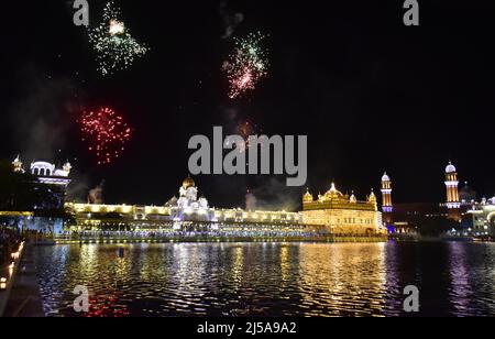 AMRITSAR, INDIA - APRIL 21: Fireworks at Golden Temple on the occasion of the 400th birth anniversary of Guru Teg Bahadur on April 21, 2022 in Amritsar, India.  (Photo by Sameer Sehgal/Hindustan Times/Sipa USA) Stock Photo