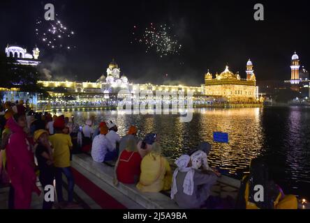 AMRITSAR, INDIA - APRIL 21: Fireworks at Golden Temple on the occasion of the 400th birth anniversary of Guru Teg Bahadur on April 21, 2022 in Amritsar, India.  (Photo by Sameer Sehgal/Hindustan Times/Sipa USA) Stock Photo