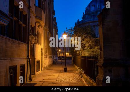 Lamp post along St Mary's Passage just before dawn in spring. Oxford, Oxfordshire, England Stock Photo