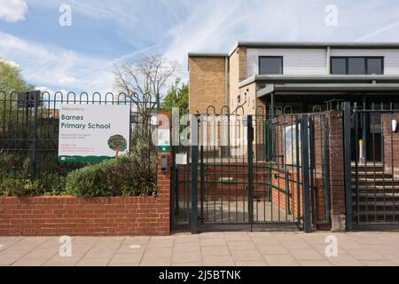 barnes-primary-school-cross-street-london-sw13-england-uk-stock