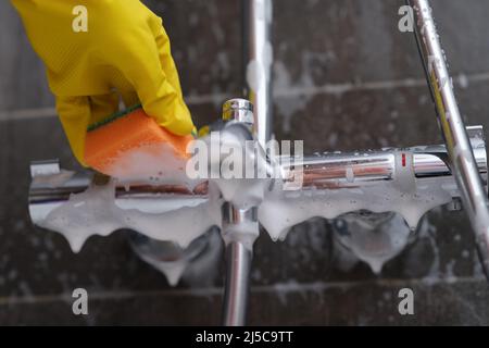 Hand in a rubber glove washes the sink Stock Photo - Alamy