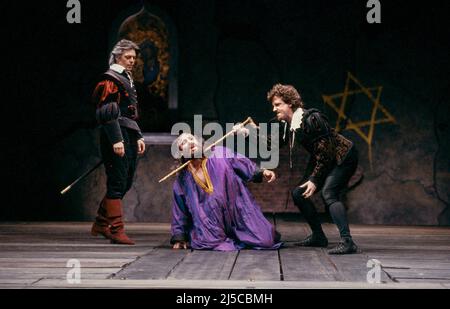 l-r: Michael Cadman (Salerio), Antony Sher (Shylock), Gregory Doran (Solanio) in THE MERCHANT OF VENICE by Shakespeare at the Royal Shakespeare Company (RSC), Royal Shakespeare Theatre, Stratford-upon-Avon, England  29/04/1987  music: Guy Woolfenden  set design: Kit Surrey  costumes: Andreane Neofitou  lighting: Robert Bryan  director: Bill Alexander Stock Photo