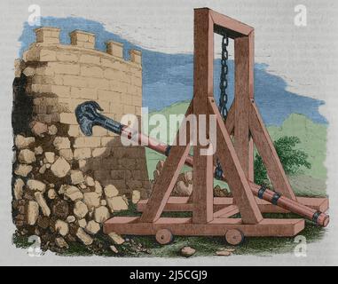 Ancient history. Battering ram. Siege weapon used to break open the masonry walls of fortifications or splinter their wooden gates. Engraving. Later colouration. Historia General de España by Father Mariana. Madrid, 1852. Stock Photo