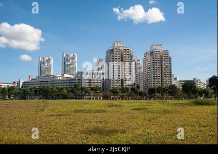 09.05.2020, Singapore, Republic of Singapore, Asia - View of typical HDB (Housing and Development Board) high-rise public housing buildings from the 1980s in the Bishan district with modern residential towers in the background. [automated translation] Stock Photo