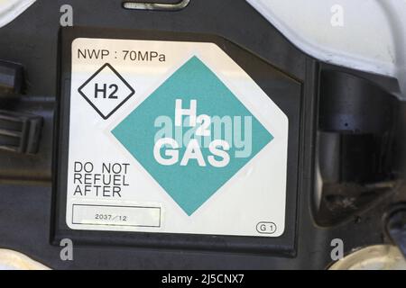 Berlin, DEU, 23.06.2020 - Hydrogen tank logo on the filler cap of a Toyta Mirai. The companies Air Liquide, Daimler, Linde, OMV, Shell and TOTAL have joined forces in H2 MOBILITY. The goal is to build 100 hydrogen filling stations. [automated translation] Stock Photo