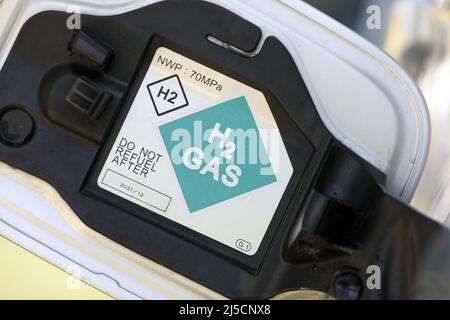 Berlin, DEU, 23.06.2020 - Hydrogen tank logo on the filler cap of a Toyta Mirai. The companies Air Liquide, Daimler, Linde, OMV, Shell and TOTAL have joined forces in H2 MOBILITY. The goal is to build 100 hydrogen filling stations. [automated translation] Stock Photo