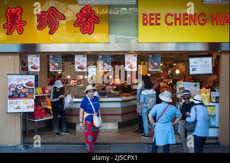 Nov. 07, 2019, Singapore, Republic of Singapore, Asia - A group of Asian tourists buy bak kwa (roasted pork pieces) at a store owned by the Bee Cheng Hiang chain. Bak Kwa is also known as Rougan and is a specialty salty-sweet dried meat originating from China. [automated translation] Stock Photo