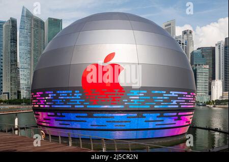 Aug. 28, 2020, Singapore, Republic of Singapore, Asia - View of the new Apple flagship store on the waterfront in Marina Bay Sands with the business district skyline in the background. The building's futuristic architecture takes the form of a giant sphere floating on the water and is the third Apple store in the Southeast Asian city-state. [automated translation] Stock Photo