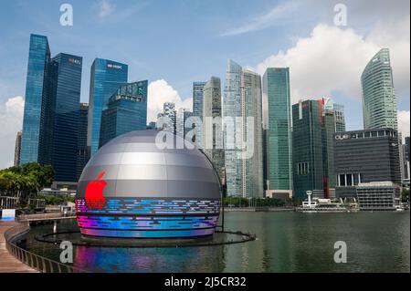 Aug. 28, 2020, Singapore, Republic of Singapore, Asia - View of the new Apple flagship store on the waterfront in Marina Bay Sands with the business district skyline in the background. The building's futuristic architecture takes the form of a giant sphere floating on the water and is the third Apple store in the Southeast Asian city-state. [automated translation] Stock Photo