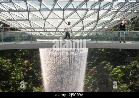 Aug. 28, 2020, Singapore, Republic of Singapore, Asia - Footbridge in Canopy Park with Forest Valley and HSBC Rain Vortex waterfall at the new Jewel Terminal at Changi International Airport. The design is by architectural firm Moshe Safdie. [automated translation] Stock Photo