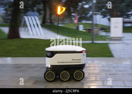 Wolfsburg, DEU, 09/26/2020 - An autonomously driving delivery robot from the company Starship Technologies drives around the Volkswagen Autostadt in Wolfsburg. The self-driving robots deliver license plates. [automated translation] Stock Photo