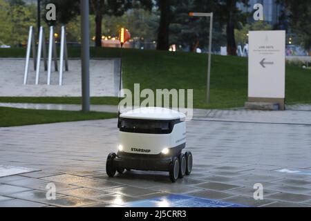Wolfsburg, DEU, 09/26/2020 - An autonomously driving delivery robot from the company Starship Technologies drives around the Volkswagen Autostadt in Wolfsburg. The self-driving robots deliver license plates. [automated translation] Stock Photo