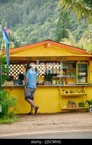 Sunrise Shack offering various foods, fresh fruits and coffee or tea takeout near Sunset Beach on North Shore on island of Oahu, Hawaii, USA Stock Photo