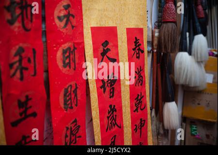 Jan. 29, 2021, Singapore, Republic of Singapore, Asia - Speech banners with calligraphy and Chinese characters, as well as ink brushes, are offered for sale at a street bazaar in the city's Chinatown district on the occasion of the upcoming Chinese New Year, which is in the Chinese zodiac sign of the ox. Due to the ongoing Corona pandemic, official celebrations will be curtailed this year. [automated translation] Stock Photo