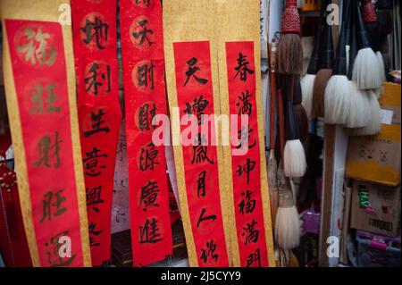 Jan. 29, 2021, Singapore, Republic of Singapore, Asia - Speech banners with calligraphy and Chinese characters, as well as ink brushes, are offered for sale at a street bazaar in the city's Chinatown district on the occasion of the upcoming Chinese New Year, which is in the Chinese zodiac sign of the ox. Due to the ongoing Corona pandemic, official celebrations will be curtailed this year. [automated translation] Stock Photo