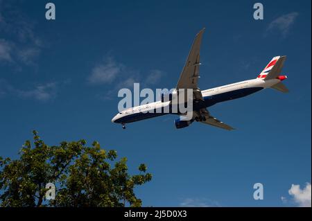 Mar. 26, 2021, Singapore, Republic of Singapore, Asia - A British Airways Boeing 777-300 ER passenger aircraft with registration G-STBN on approach to Changi International Airport during the ongoing Corona crisis. British Airways is a member of the One World Airline alliance. [automated translation] Stock Photo