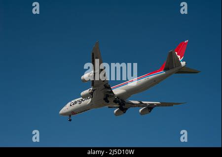 Apr. 07, 2021, Singapore, Republic of Singapore, Asia - A Cargolux Airlines Boeing 747-8F cargo aircraft with registration LX-VCD and the name City of Luxembourg on approach to Changi International Airport during the ongoing Corona crisis. [automated translation]