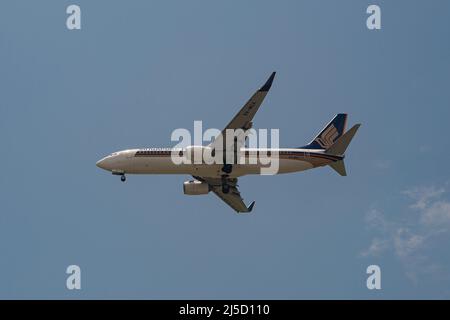 Apr. 11, 2021, Singapore, Republic of Singapore, Asia - A Singapore Airlines Boeing 737-800 passenger aircraft with registration 9V-MGA on approach to Changi International Airport during the ongoing Corona crisis. Singapore Airlines is a member of the Star Alliance airline alliance. [automated translation] Stock Photo