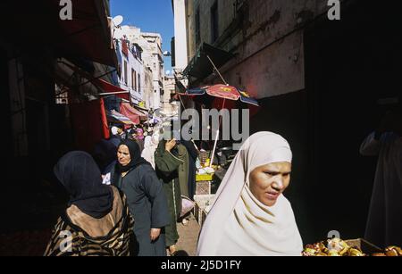 07.11.2010, Casablanca, Morocco, Africa - Women walk through the narrow streets of the medina in the old city (Ancienne Medina) and buy food at a street market. [automated translation] Stock Photo