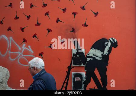 06/10/2018, Lisbon, Portugal, Europe - Graffiti mural by Portuguese artist Adres shows carnations fired by a Moers man in reference to the 1974 Carnation Revolution. The image is reminiscent of works by Banksy. [automated translation] Stock Photo