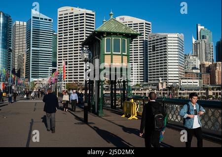 20.09.2018, Sydney, New South Wales, Australia - City view from Pyrmont Bridge over Cockle Bay at Darling Harbour to the skyline of the business district with skyscrapers and one of the historic guide houses in the foreground. [automated translation] Stock Photo