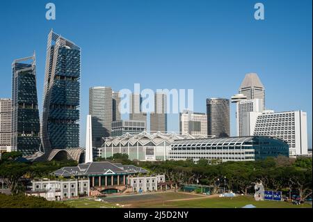 05.01.2020, Singapore, Republic of Singapore, Asia - View from the roof terrace of the National Gallery Singapore of the downtown skyline with its skyscrapers and Padang Field in the foreground. [automated translation] Stock Photo