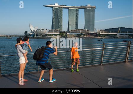 Feb. 19, 2018, Singapore, Republic of Singapore, Asia - Tourists on the Jubilee Bridge on the banks of the Singapore River in Marina Bay with the three skyscraper towers of the Marina Bay Sands Hotel and the ArtScience Museum in the background. [automated translation] Stock Photo
