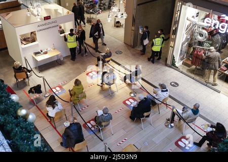 Berlin, Nov. 20, 2021 -Vaccinees wait for their Covid-19 vaccine against coronavirus at a vaccination site in a shopping mall. Booster vaccinations are now available for people 18 years and older. [automated translation] Stock Photo