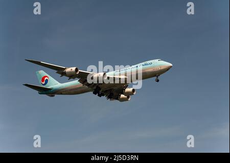 Nov. 29, 2021, Singapore, Republic of Singapore, Asia - A Korean Air Cargo Boeing 747-8F cargo aircraft with registration HL7639 on approach to Changi International Airport. [automated translation] Stock Photo