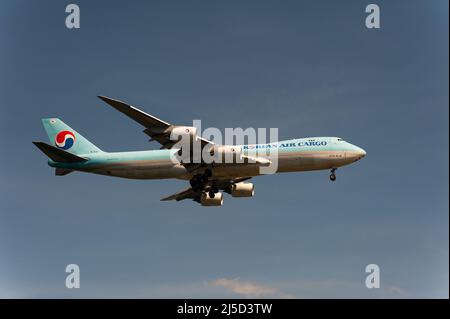 Nov. 29, 2021, Singapore, Republic of Singapore, Asia - A Korean Air Cargo Boeing 747-8F cargo aircraft with registration HL7639 on approach to Changi International Airport. [automated translation] Stock Photo